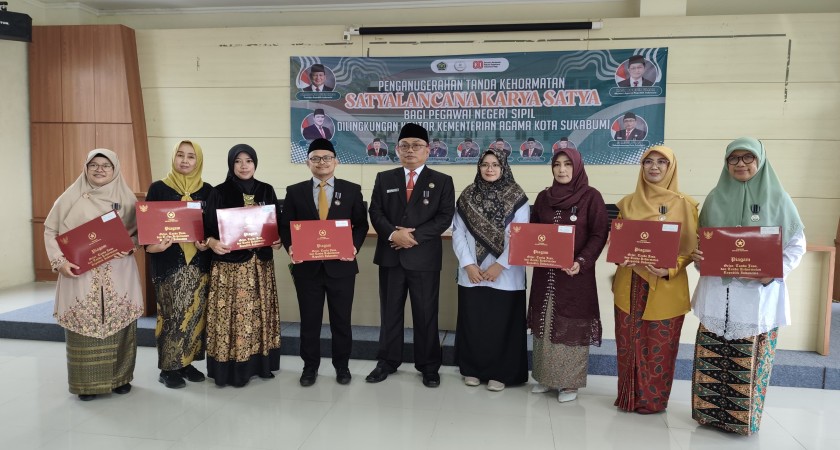 8 Guru ASN MAN 2 Kota Sukabumi Raih Penghargaan Satyalancana Karya Satya
