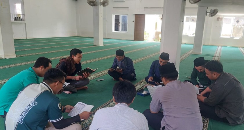 Guru MAN 2 Kota Sukabumi Khatamkan Al-QurG??an di Momen Maulid Nabi Muhammad SAW