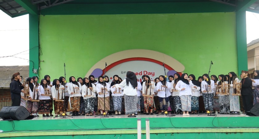 Tim Angklung MAN 2 Kota Sukabumi Pukau Penonton di 15 Besar Lomba Good Day Schoolicious 2025