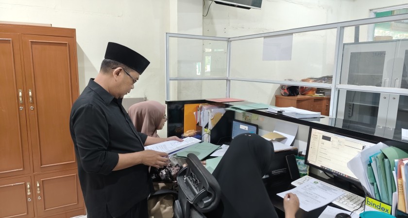 Monitoring Persuratan oleh KAUR TU MAN 2 Kota Sukabumi: Menjaga Tertib Administrasi Madrasah