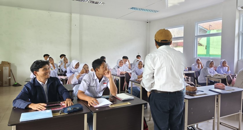 Kreatif dan Ramah Lingkungan: Siswa MAN 2 Kota Sukabumi Belajar Desain Kemasan Produk