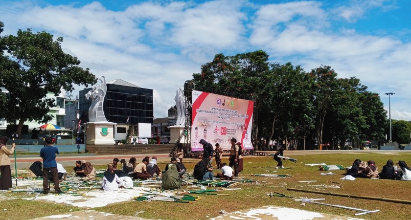 Merajut Kebersamaan: Aksi Nyata Siswa MAN 2 Kota Sukabumi di Hari Pramuka