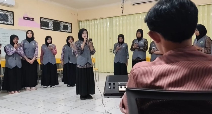 Ekskul Paduan Suara MAN 2 Kota Sukabumi Fokus Perkuat Teknik Vokal
