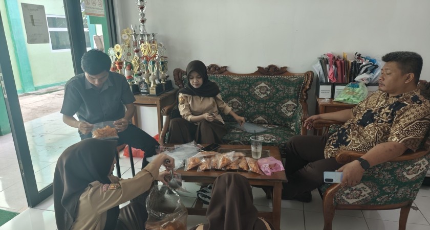 Tumbuhkan Jiwa Wirausaha dan Kemandirian: Anggota PMR dan UKS MAN 2 Kota Sukabumi Belajar Berbisnis Lewat Keripik