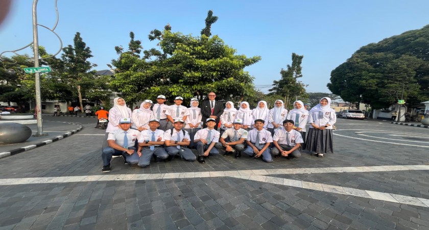 Wakili Madrasah dalam Upacara Hari Lahir Pancasila, OSIS MAN 2 Kota Sukabumi Serap Nilai Kebangsaan di Balai Kota