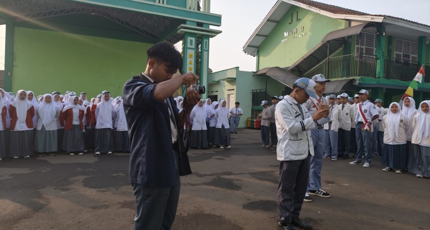 Ekskul Jurnalis MAN 2 Kota Sukabumi Jalani Praktik Awal Sebagai Tim Dokumenter Kegiatan Madrasah
