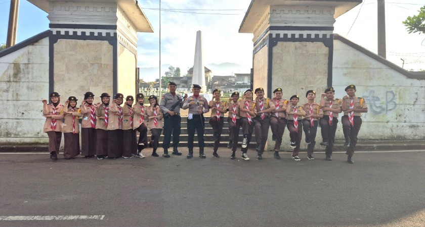 Pramuka MAN 2 Kota Sukabumi Ikuti Ziarah Pahlawan dalam Peringatan HUT ke-112 Kota Sukabumi