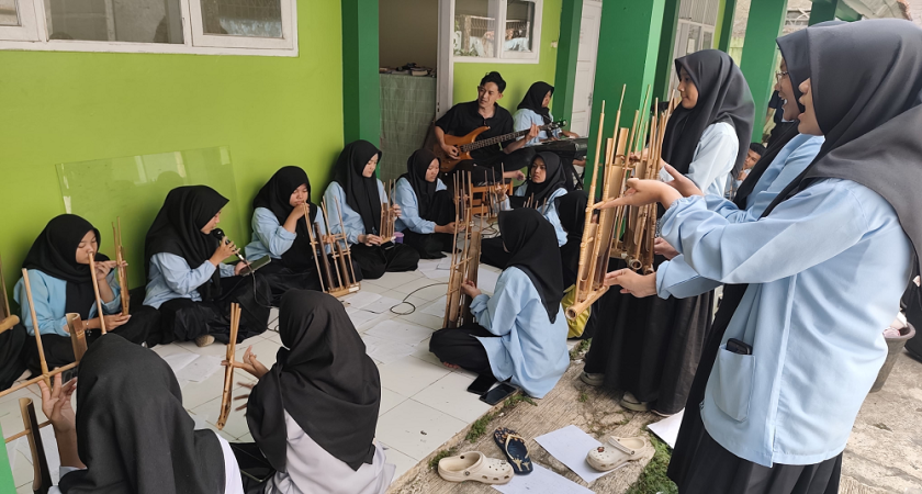 Padus MAN 2 Kota Sukabumi Kolaborasikan Angklung dan Musik Modern untuk Lomba Good Day Schoolicious