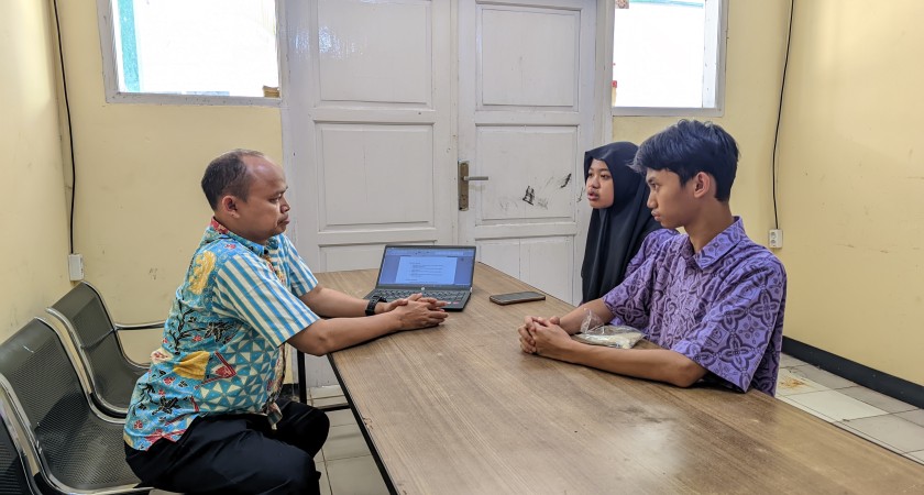 Siswa MAN 2 Kota Sukabumi Mantapkan Proposal OMI Myrest Lewat Konsultasi Akademik