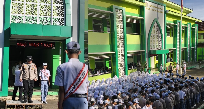 Polres Sukabumi Kota Perkuat Karakter Siswa MAN 2 Kota Sukabumi melalui Upacara Bendera
