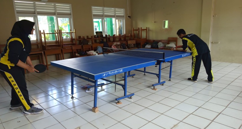 Membidik Prestasi: Tim Tenis Meja MAN 2 Sukabumi Fokus Asah Teknik dan Mental Jelang Porseni